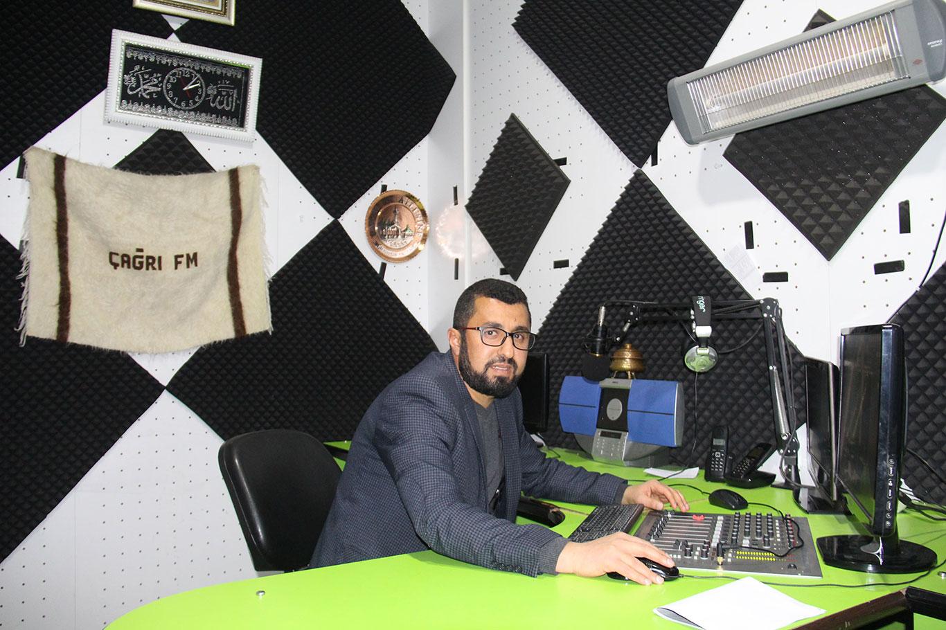 Çağrı FM Genel Yayın Yönetmeni Erdoğan: "İslami ilkelere bağlı bir yayın yapıyoruz" Çağrı FM Genel Yayın Yönetmeni Erdoğan: "İslami ilkelere bağlı bir yayın yapıyoruz"